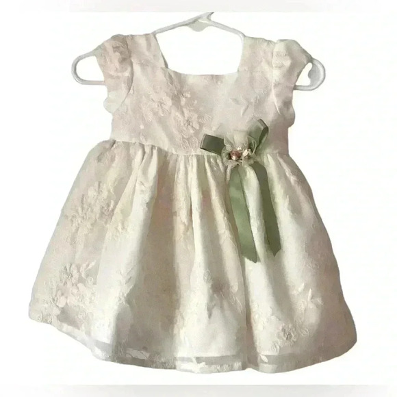 Laura Ashley London Ivory/white tulle dress w/embroidered flowers. Size 3/6M